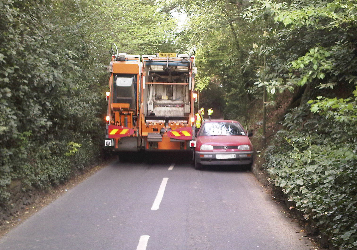 1 lorry and 1 small car can not pass